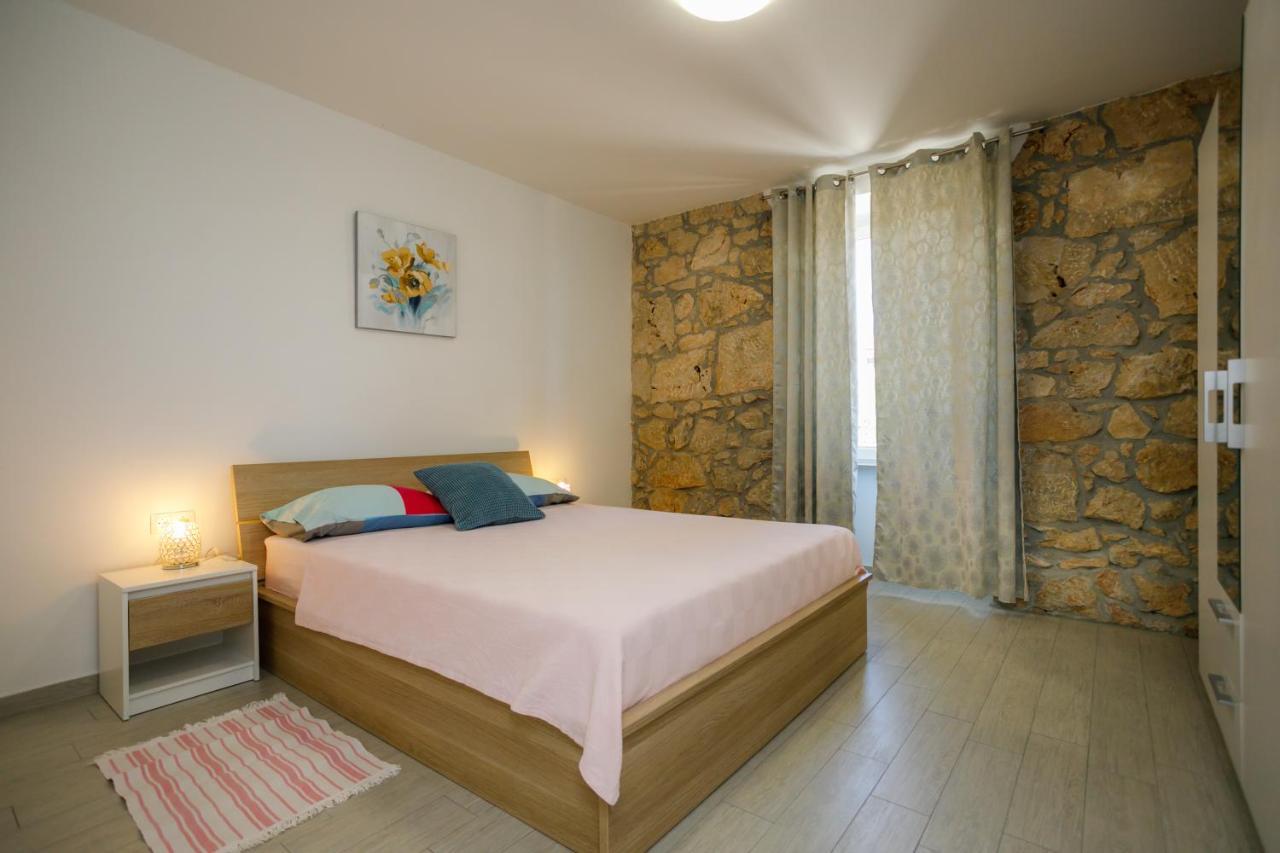 Oliva Apartment Vrbnik Exterior photo
