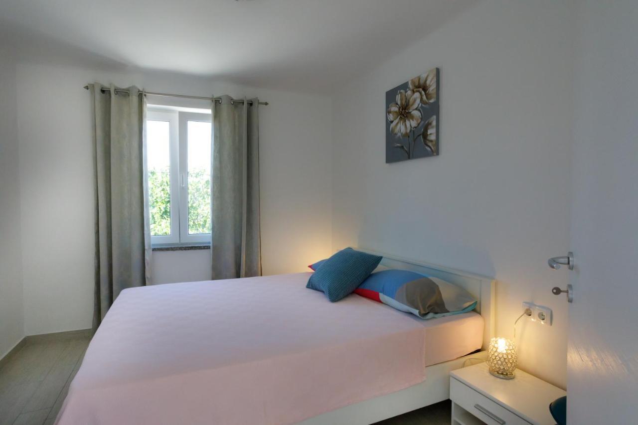 Oliva Apartment Vrbnik Exterior photo